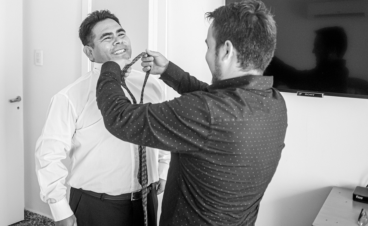 Preparativos del novio, ayudado por su hijo.