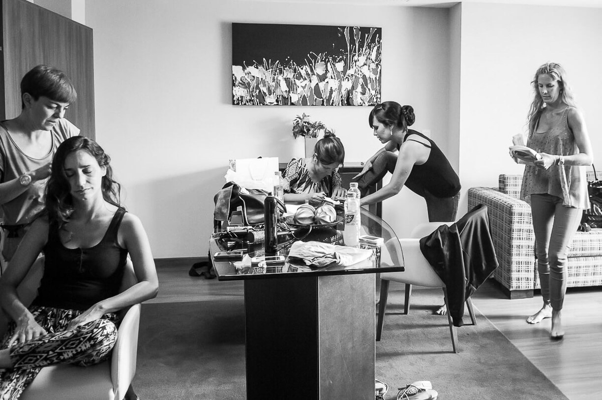 Novia y amigas en sus preparativos