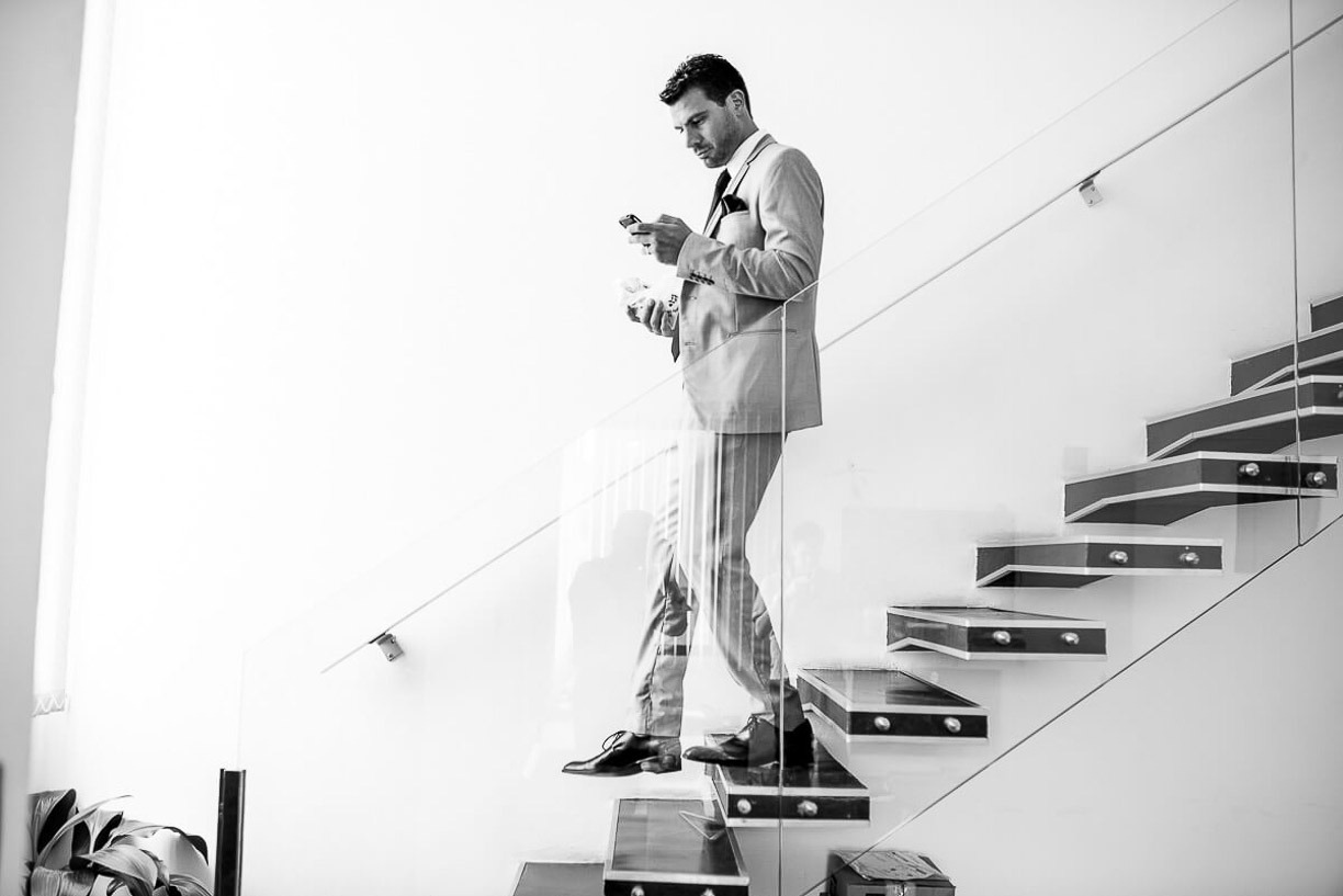 Novio listo para ir a su casamiento