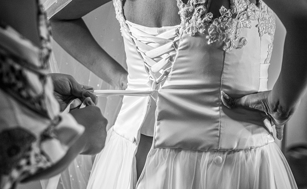 la novia colocándose el vestido