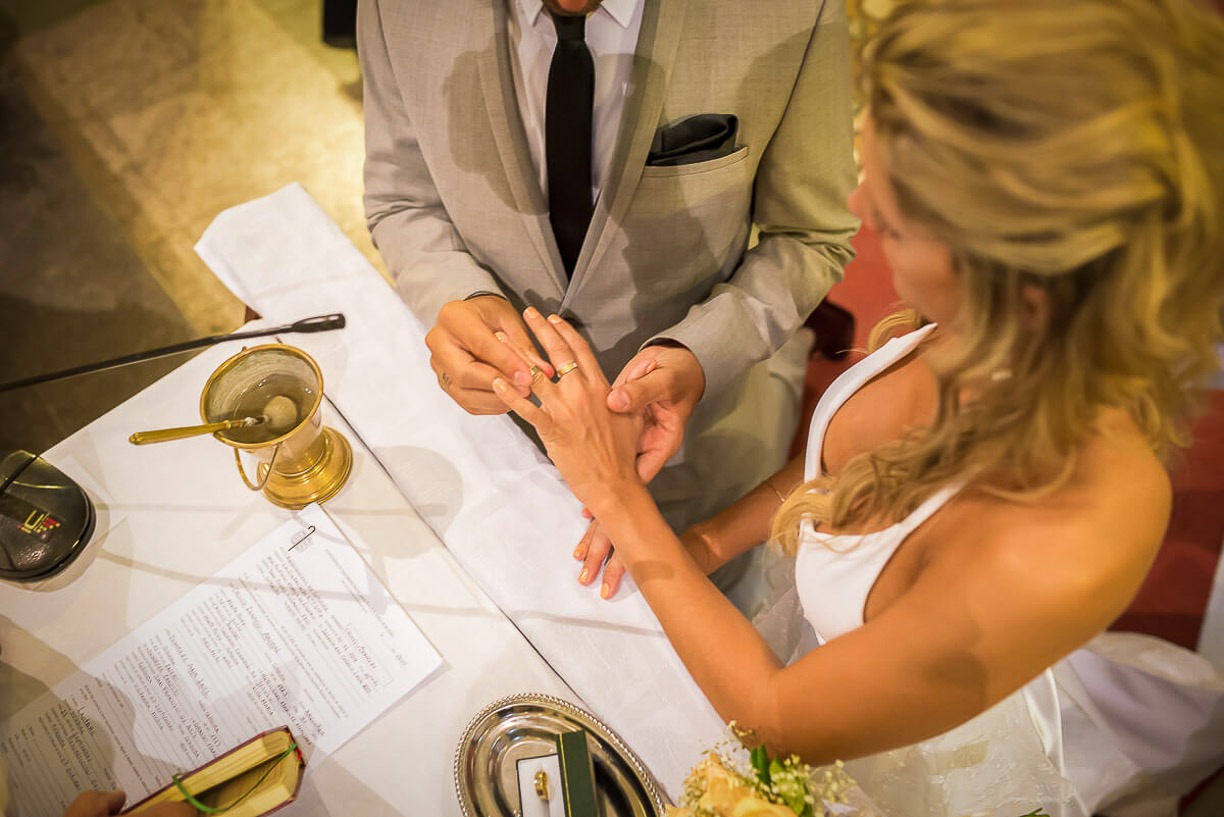 colocándose los anillos en la iglesia