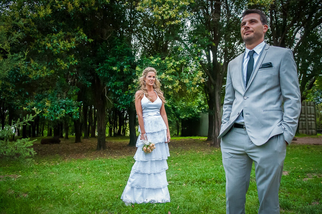 Fotos de los novios en el parque del salon La Angelina