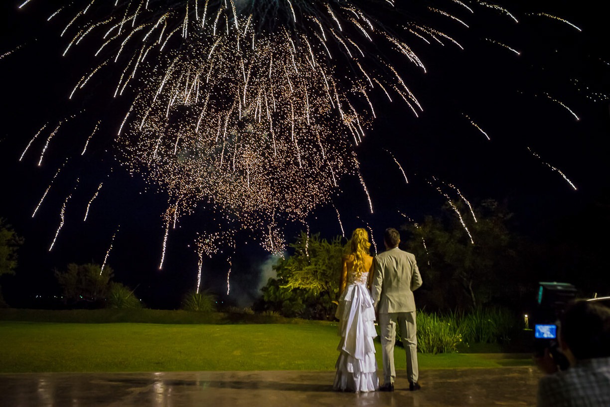 Novios disfrutando de los fuegos artificiales