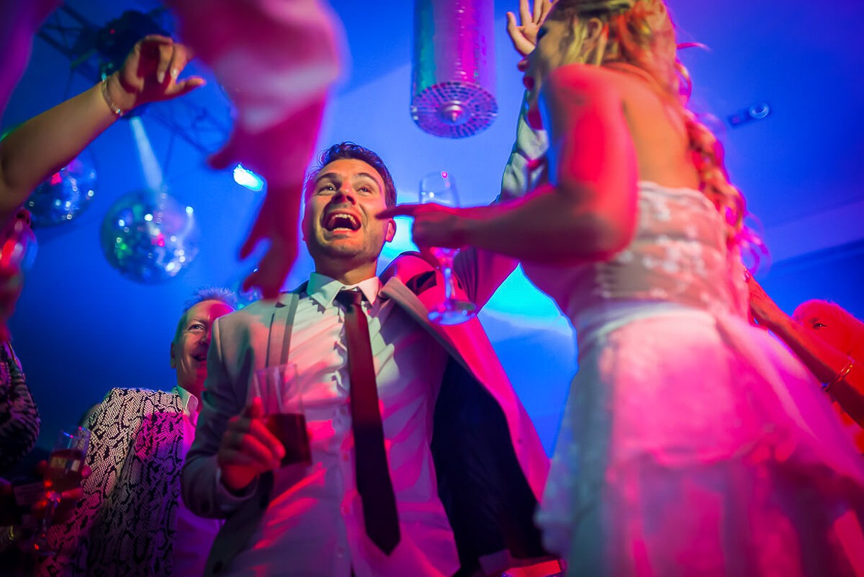 Novios disfrutando su fiesta