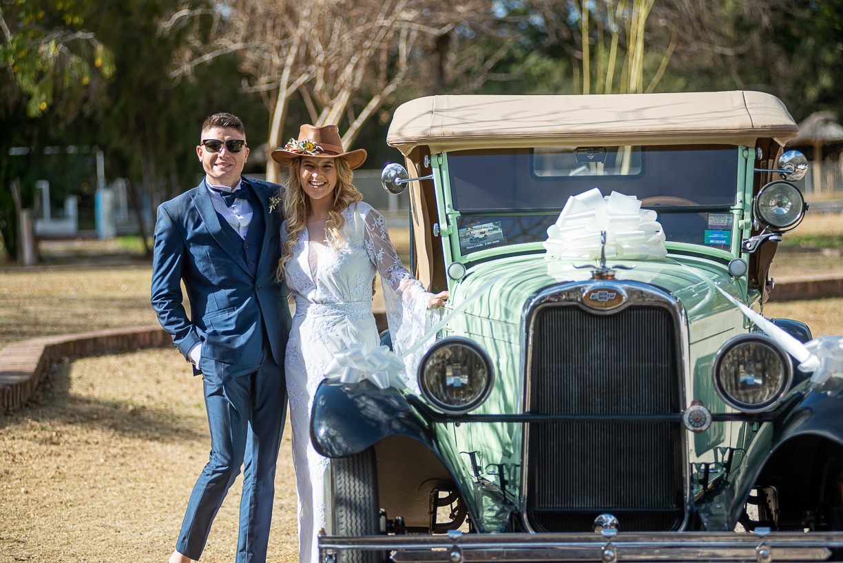 foto de los novios con el auto antiguo