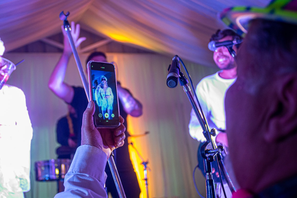 Padre de la novia haciendo fotos