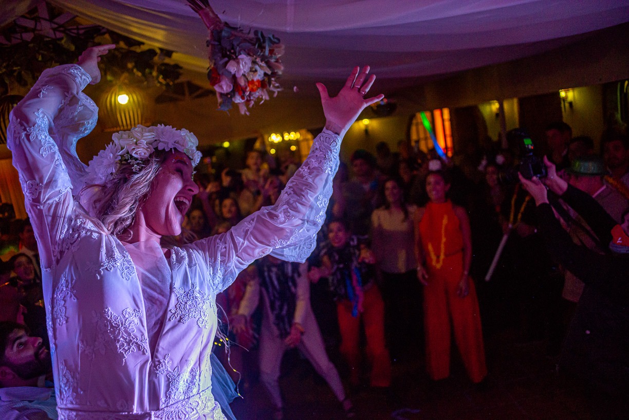 Novia tirando el ramo