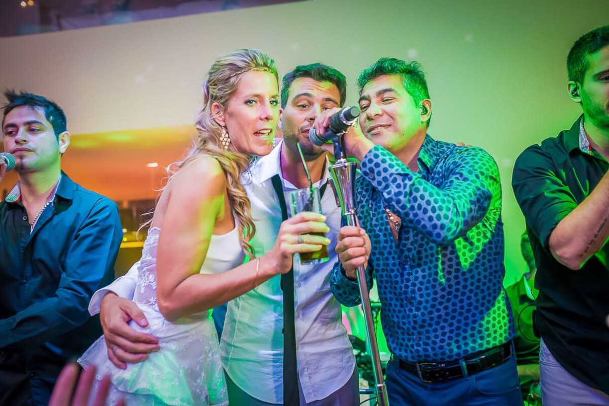 Novios cantando con La Barra