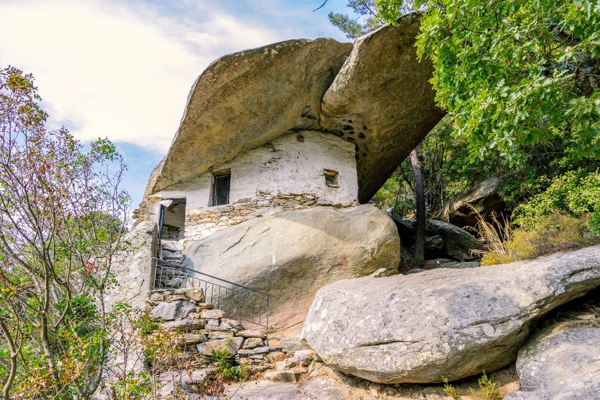 Monastère d'Osias Theoktisti à Ikaria, avec fresques et chapelle grotte, célèbre depuis 1688
