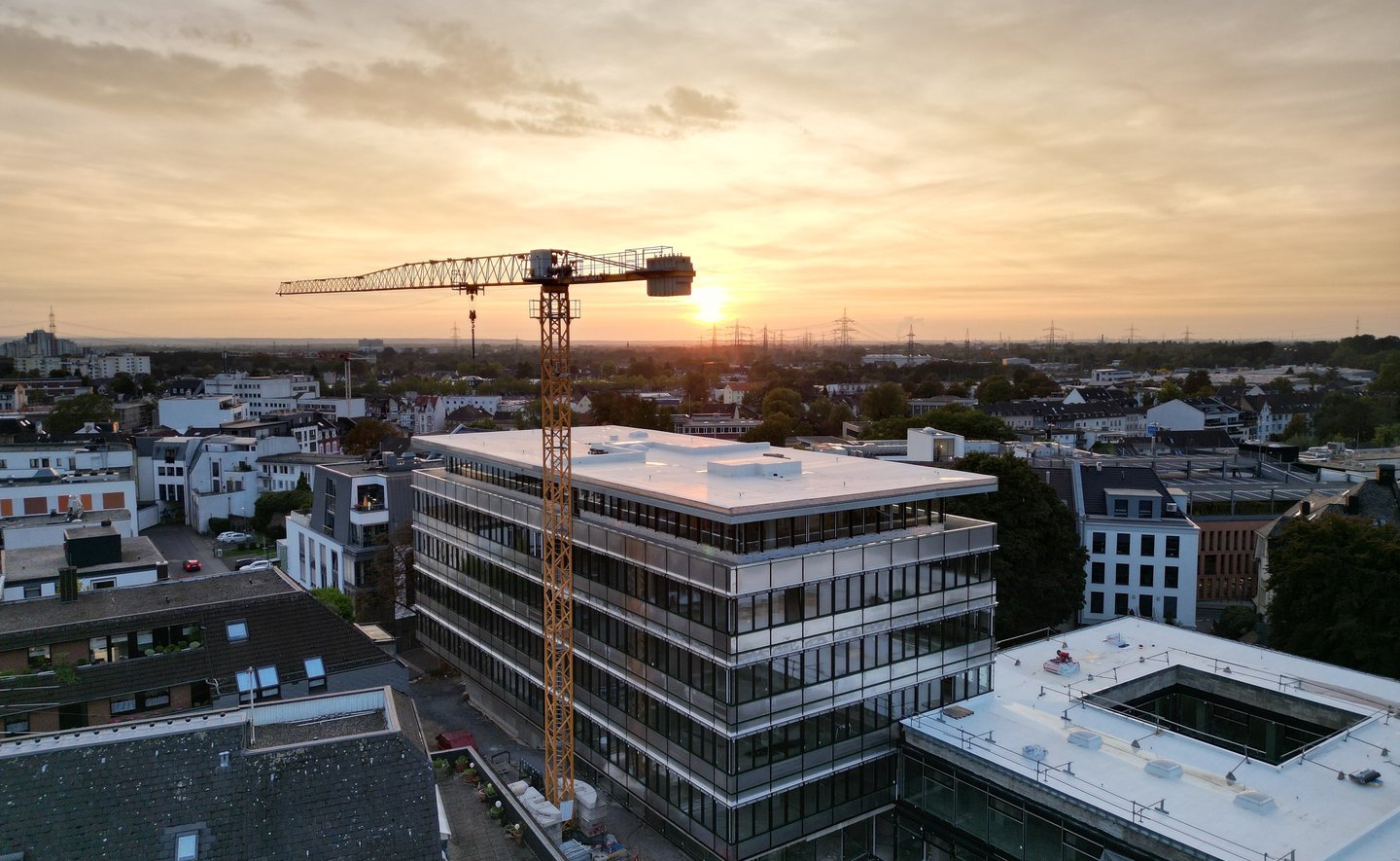 Luftaufnahme aus Siegburg bei Sonnenuntergang, Drohnenaufnahme einer Baustelle