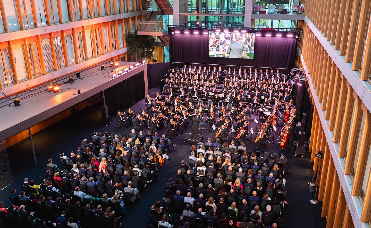 Reportage photo d'un concert symphonique en entreprise à Luxembourg.