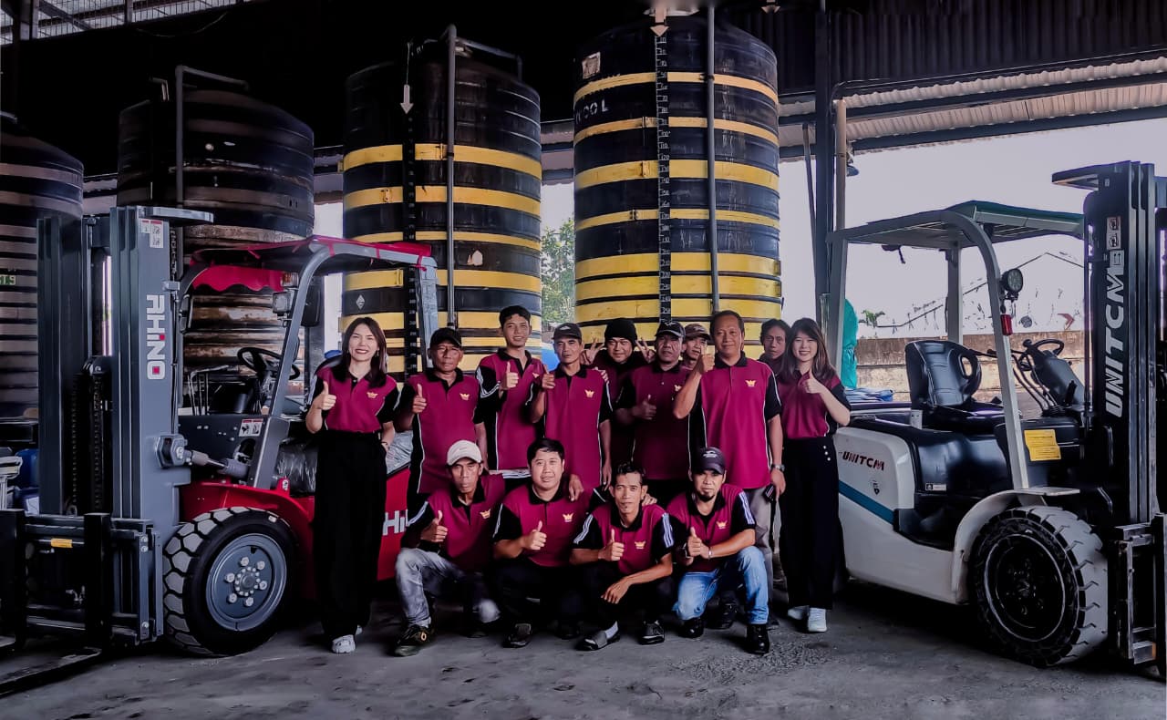 foto seluruh karyawan gudang