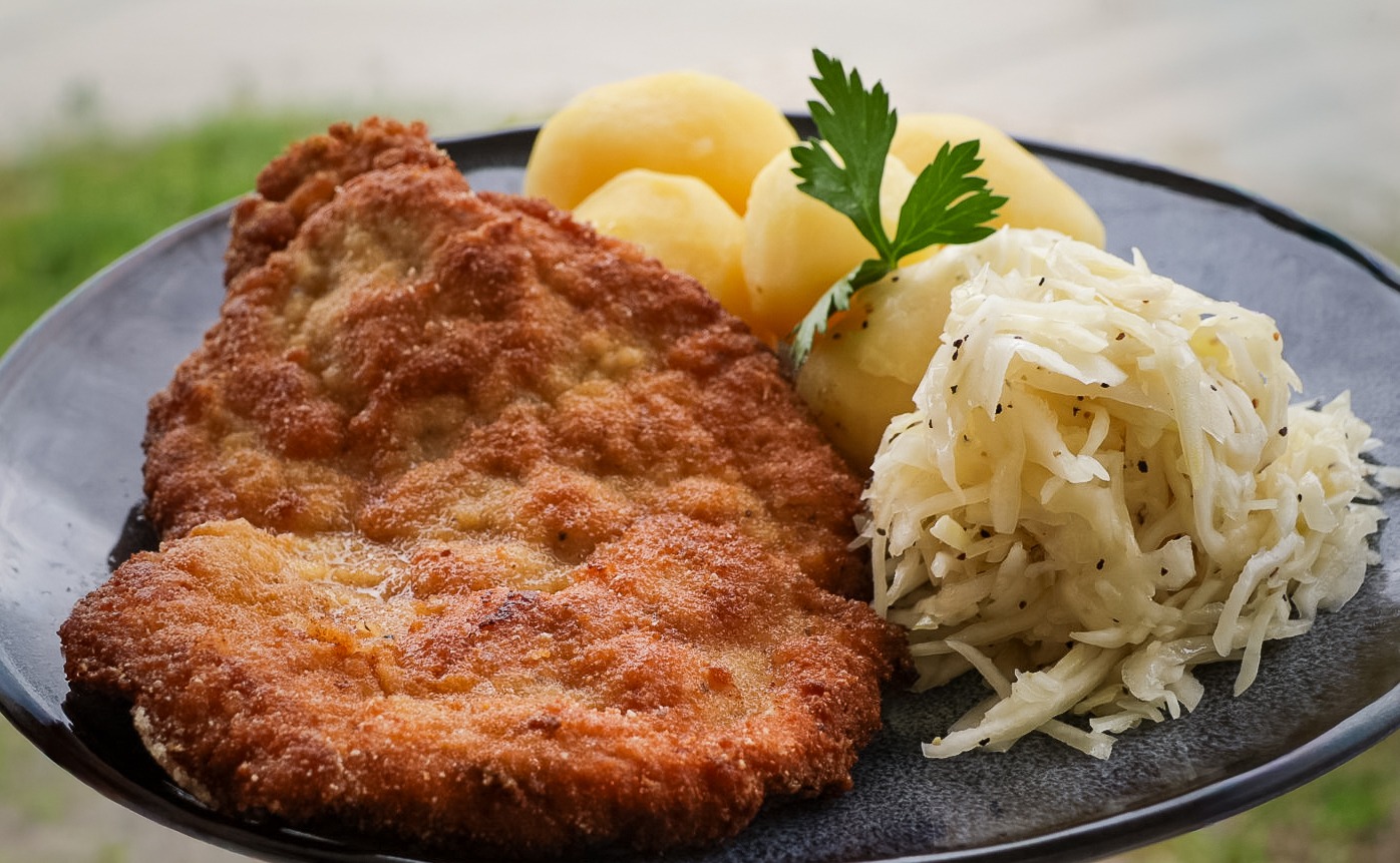 Kotlet schabowy z ziemniakami i surówką colesław