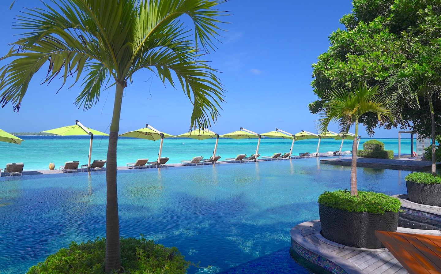 Anantara Kihavah Maldives main pool