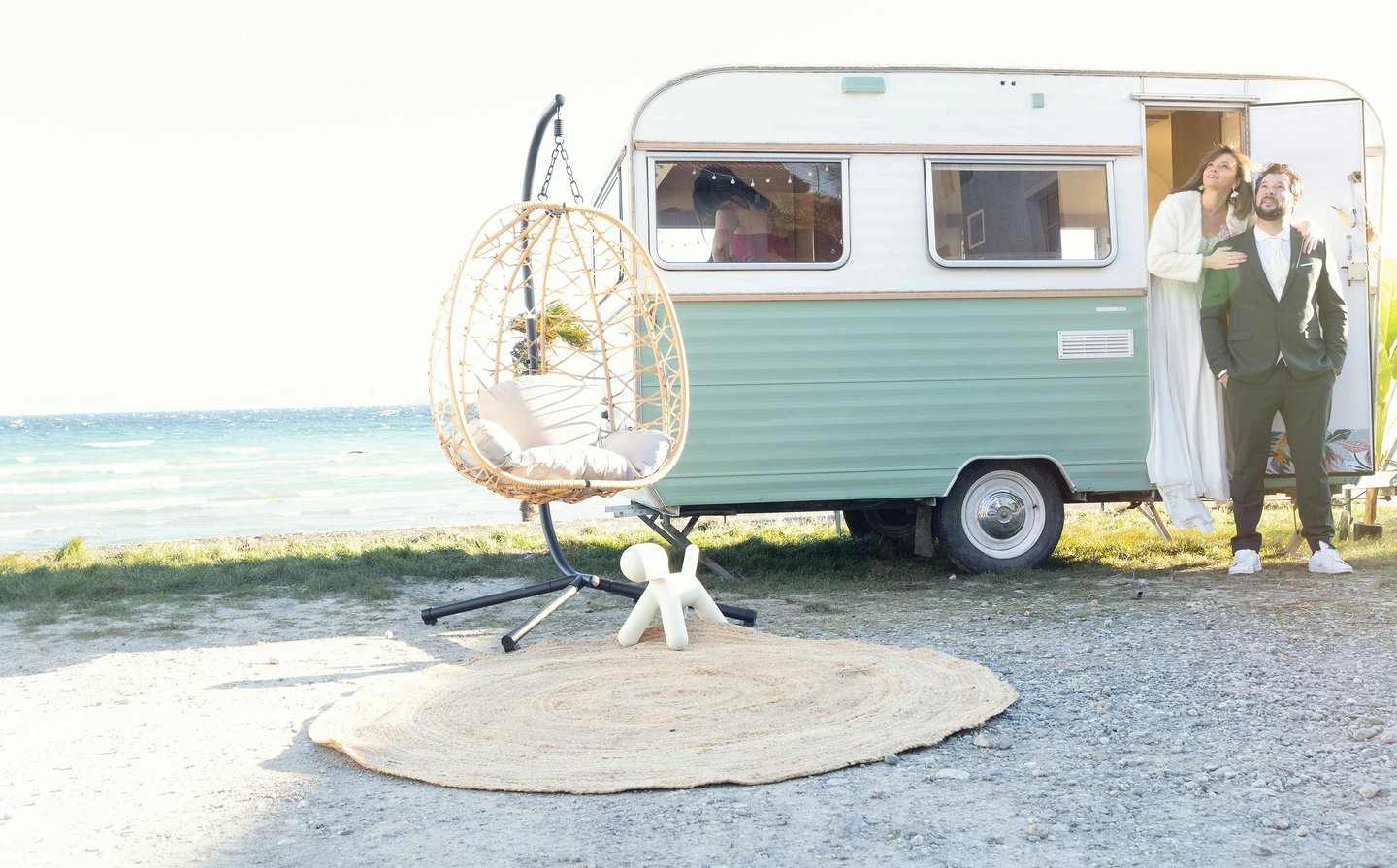 Location photobooth caravane vintage au bord du lac Léman pour mariage.