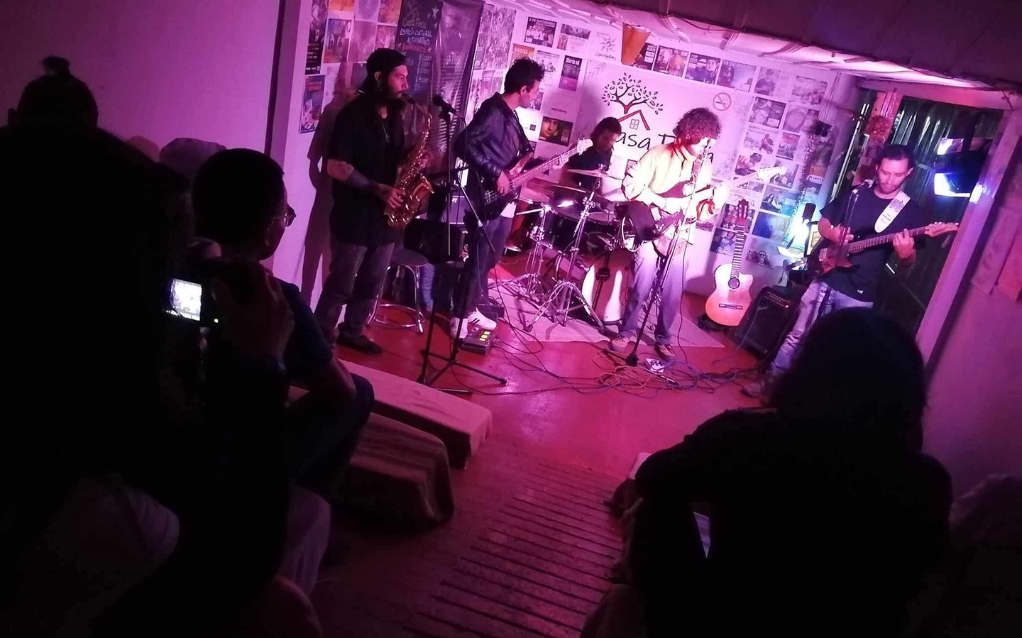 Agrupación Madriguera en sesión en vivo en Casa Finca un espacio cultural en Manizales con público