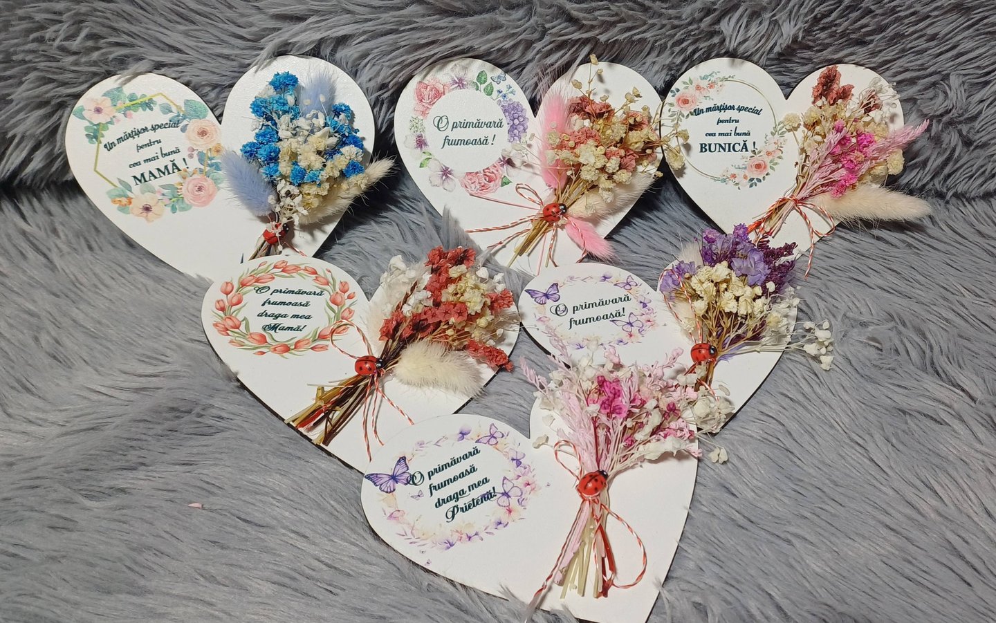 Mărțișoare tip magnet de frigider, realizate din lemn, cu mesaje speciale și decorate cu flori natu