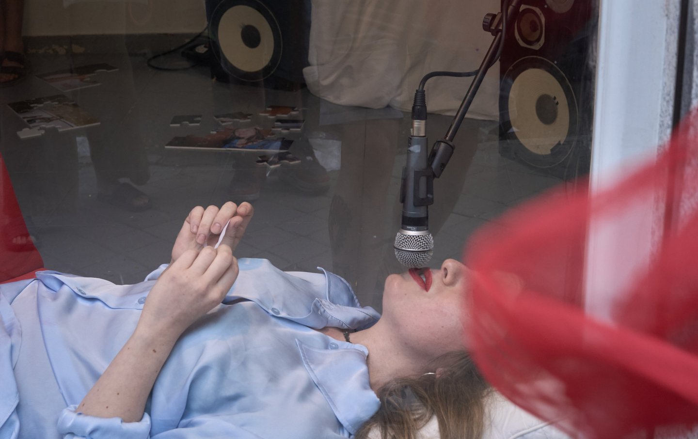 Fotografía de performance de Mireia Martínez (@mireiamartinez_actriz) sobre vínculos afectivos.