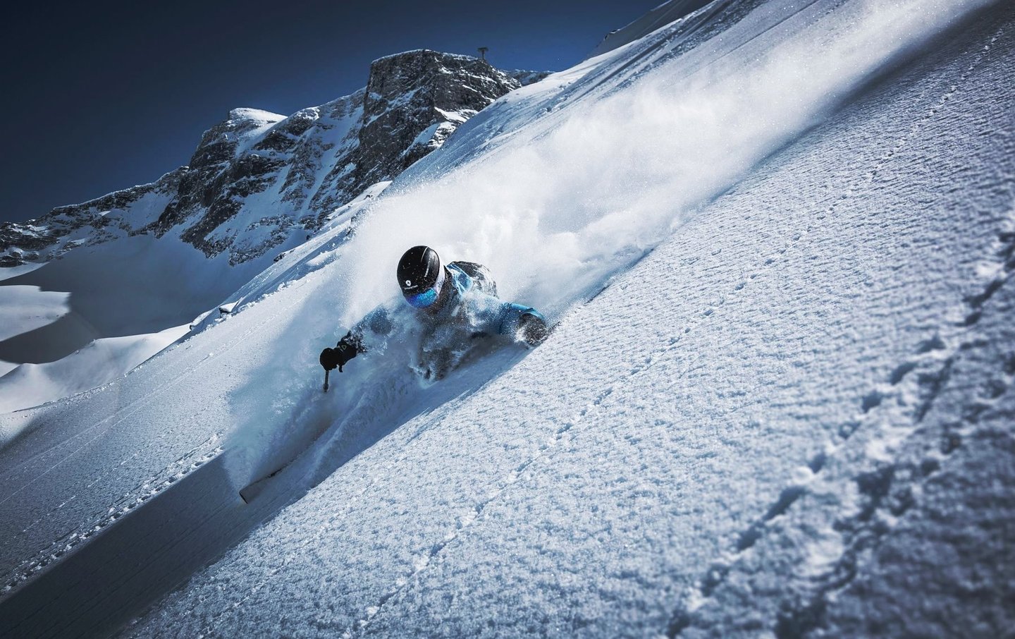 alt= Freeride kurs in Mayrhofen, skifahrer beim Tiefschneefahren, sonne, Schnee, Skichule Skiguru