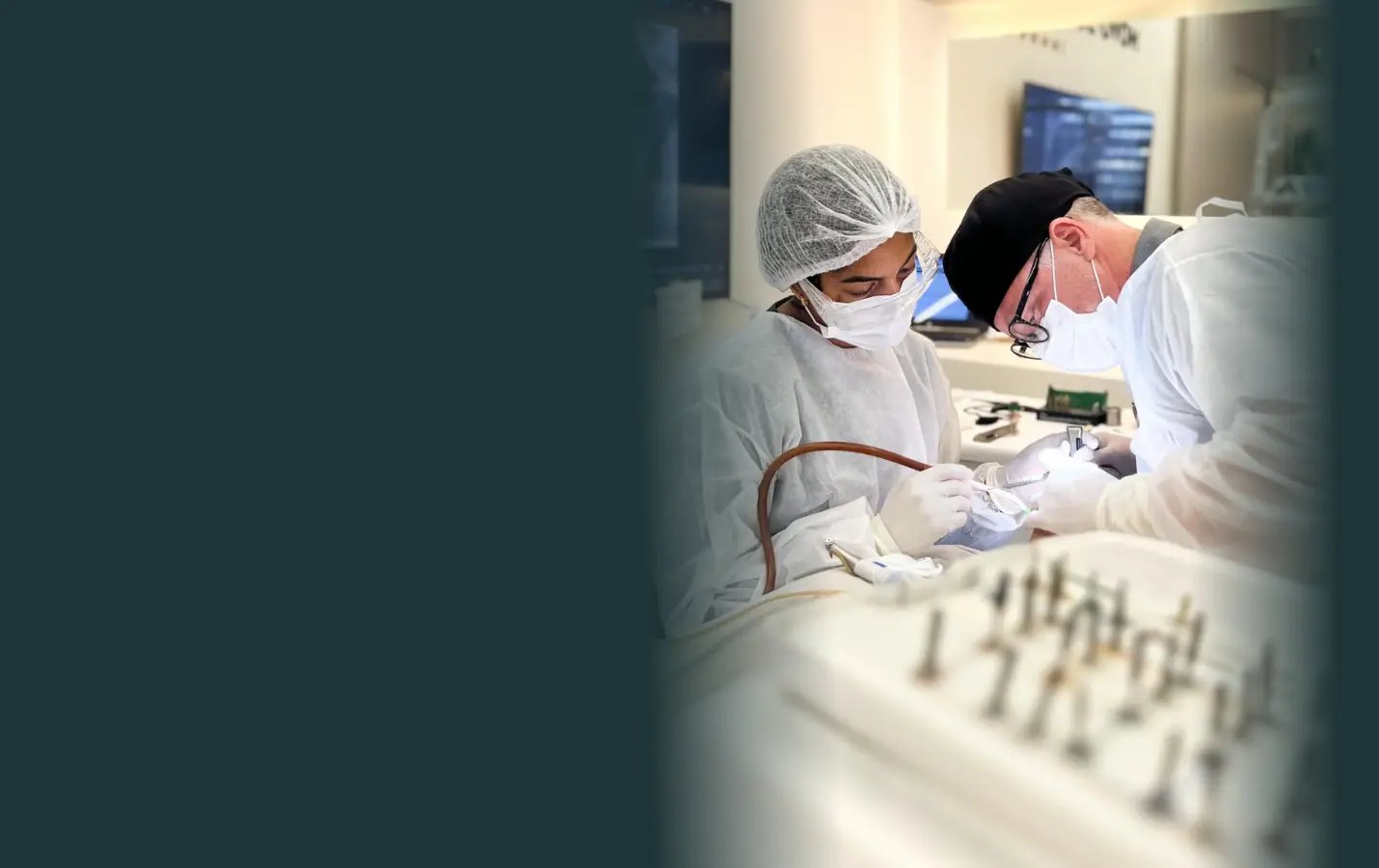 Dr. Euriberto Santana realizando uma cirurgia de implante dentário em Taguatinga.