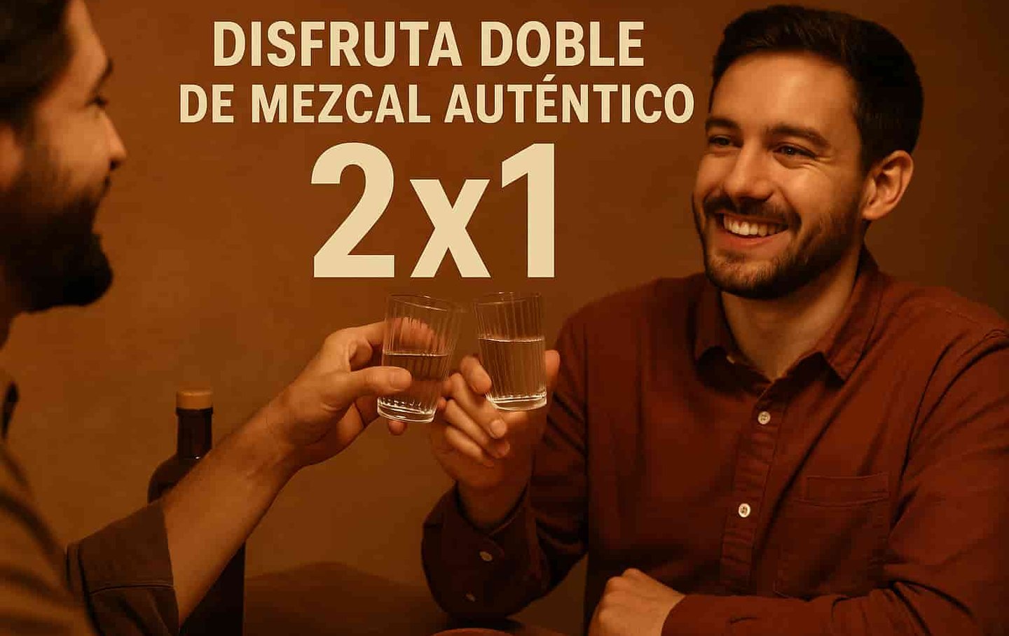 Amigos brindando con copas de mezcal artesanal en un ambiente cálido