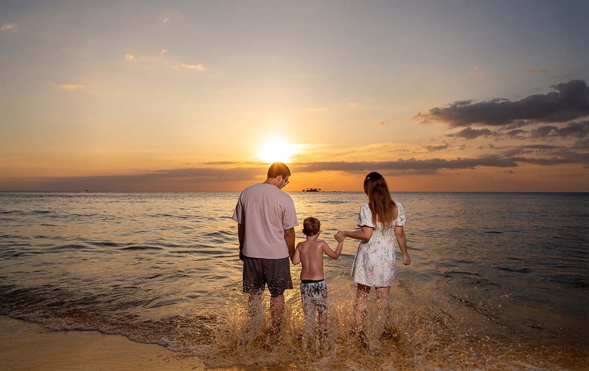 Семейная фотосессия на фоне заката на пляже острова Фукуок