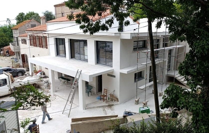 Construction d'une maison neuve sur un terrain vierge, fondations en cours