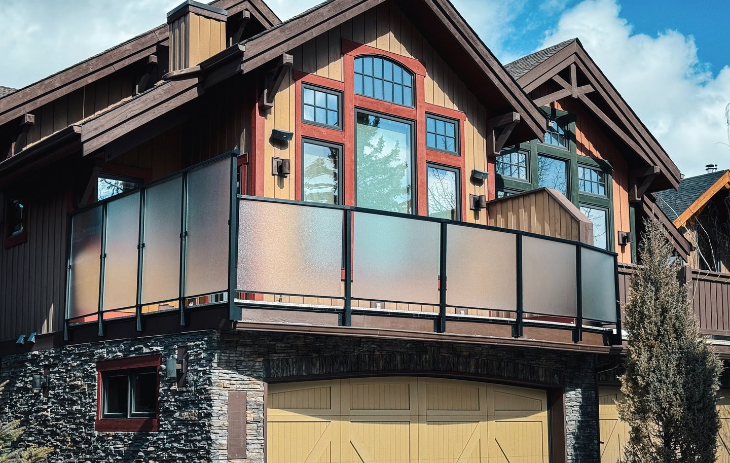 Legacy Decks Ltd. Privacy glass railing. Powder-coated durable aluminium railing systems  