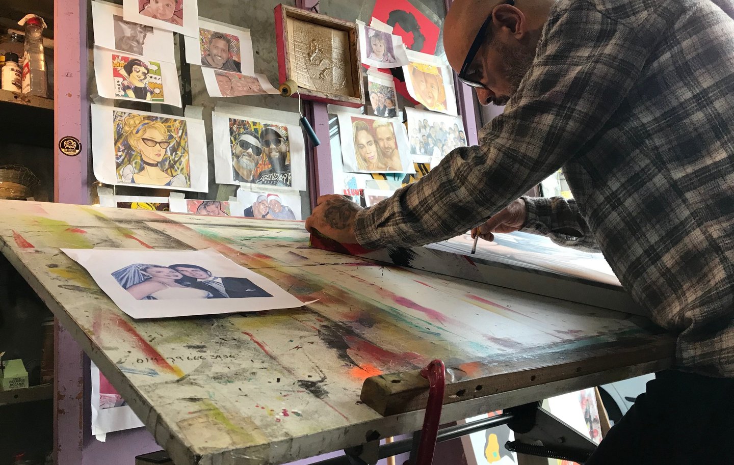 Sérgio Astral assinando uma pintura Pop-Art finalizada, dando seu toque final na obra.