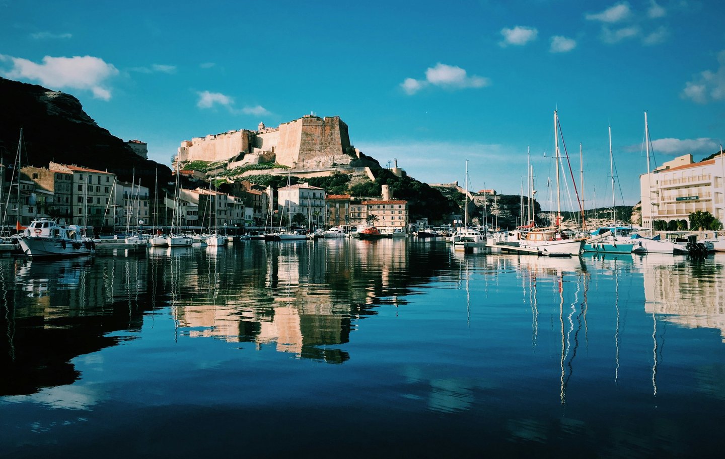 Capitainerie Port de Plaisance, Av. Sylvère Bohn, 20169 Bonifacio, France (by João Marcelo Martins)
