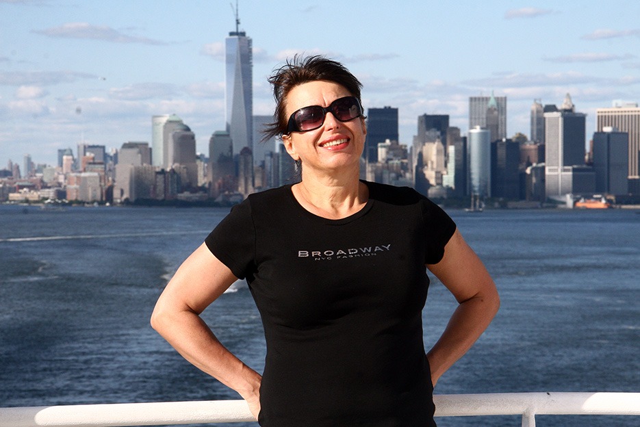 Op het dek van een cruiseschip met uitzicht op Manhattan tijdens mijn internationale carrière op zee