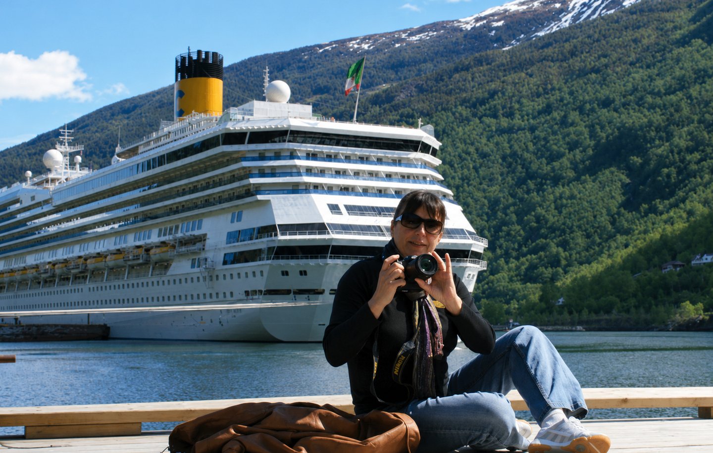 Een moment tussen het reizen door: met camera aan een Noorse fjord tijdens mijn tijd op de Costa For