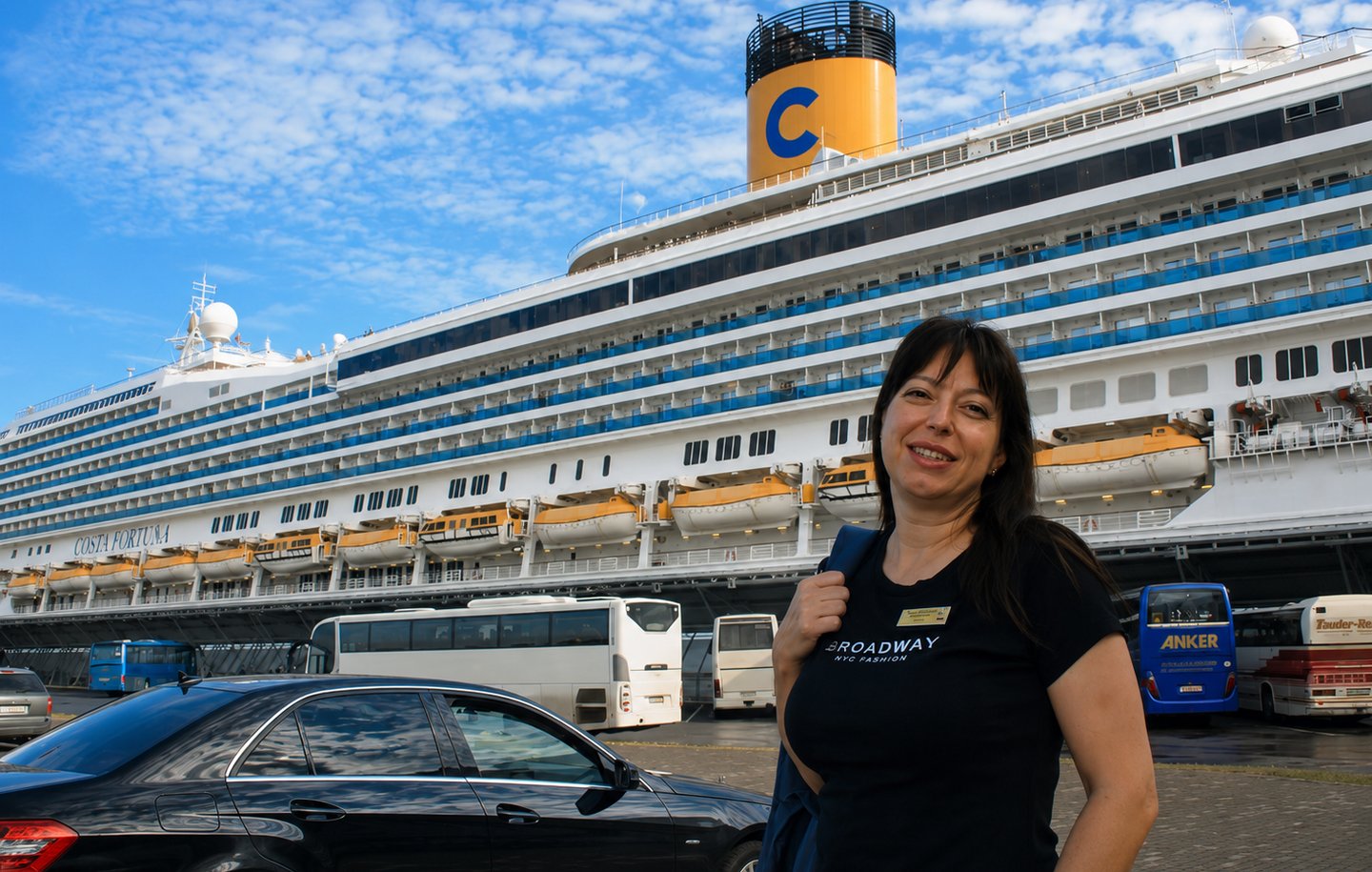 Simona voor de Costa Fortuna, waar haar internationale carrière op zee begon.