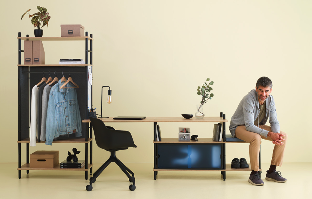 homme heureux de son aménagement de mobilier de bureau hybride pour le flex office et télétravail