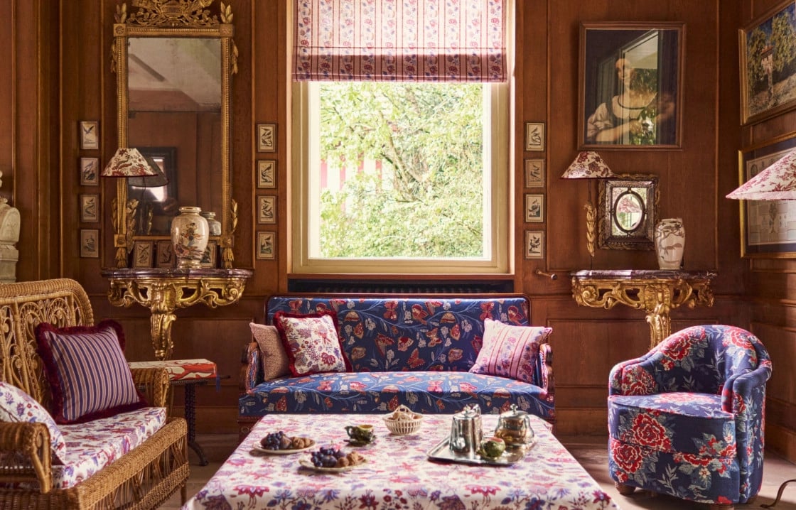 Un salon richement décoré avec des meubles sophistiqués et une fenêtre apportant de la clarté