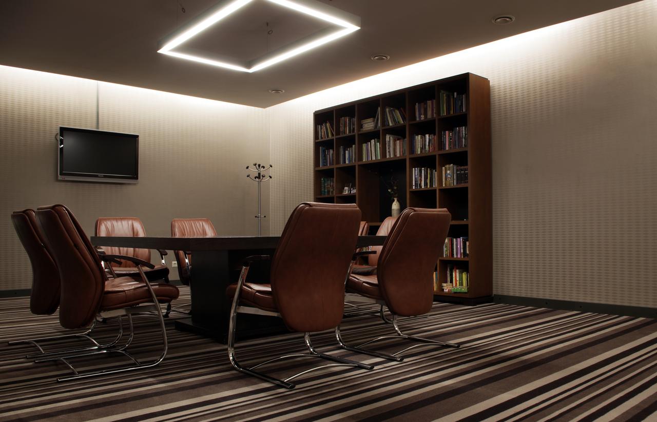 sienu apdaila konferencinei salei