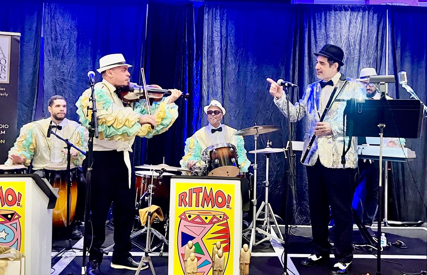 Maestro Bobby Ramírez y RITMO! Caliente De Caribe actuando en el Pullman Hotel Miami