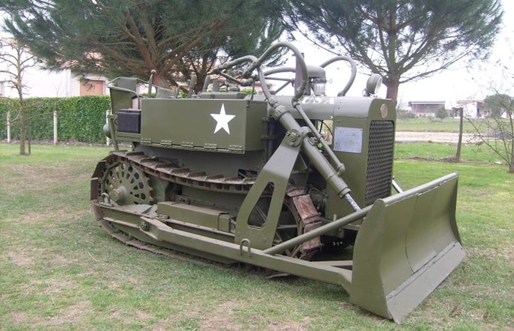  Le bulldozer Clark Airborne CA-1 sort d’un planeur Waco CG-4 Hadrian après un atterrissage, prêt à 