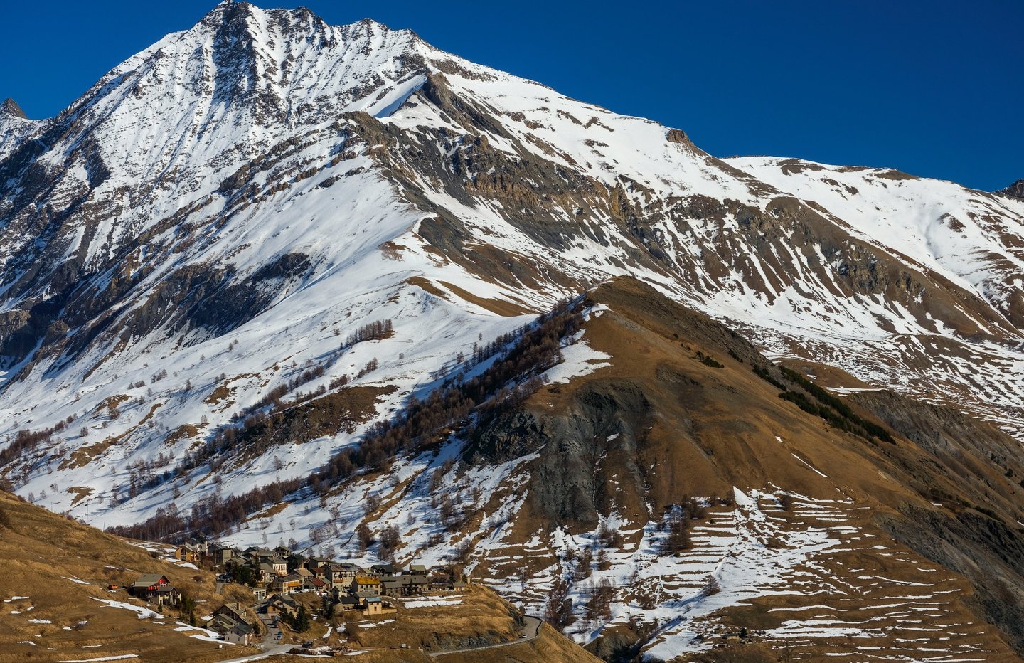 Les Terrasses, devant l'Aiguillon et le Pic des 3 Evêchés matricé d'ocre et de blanc