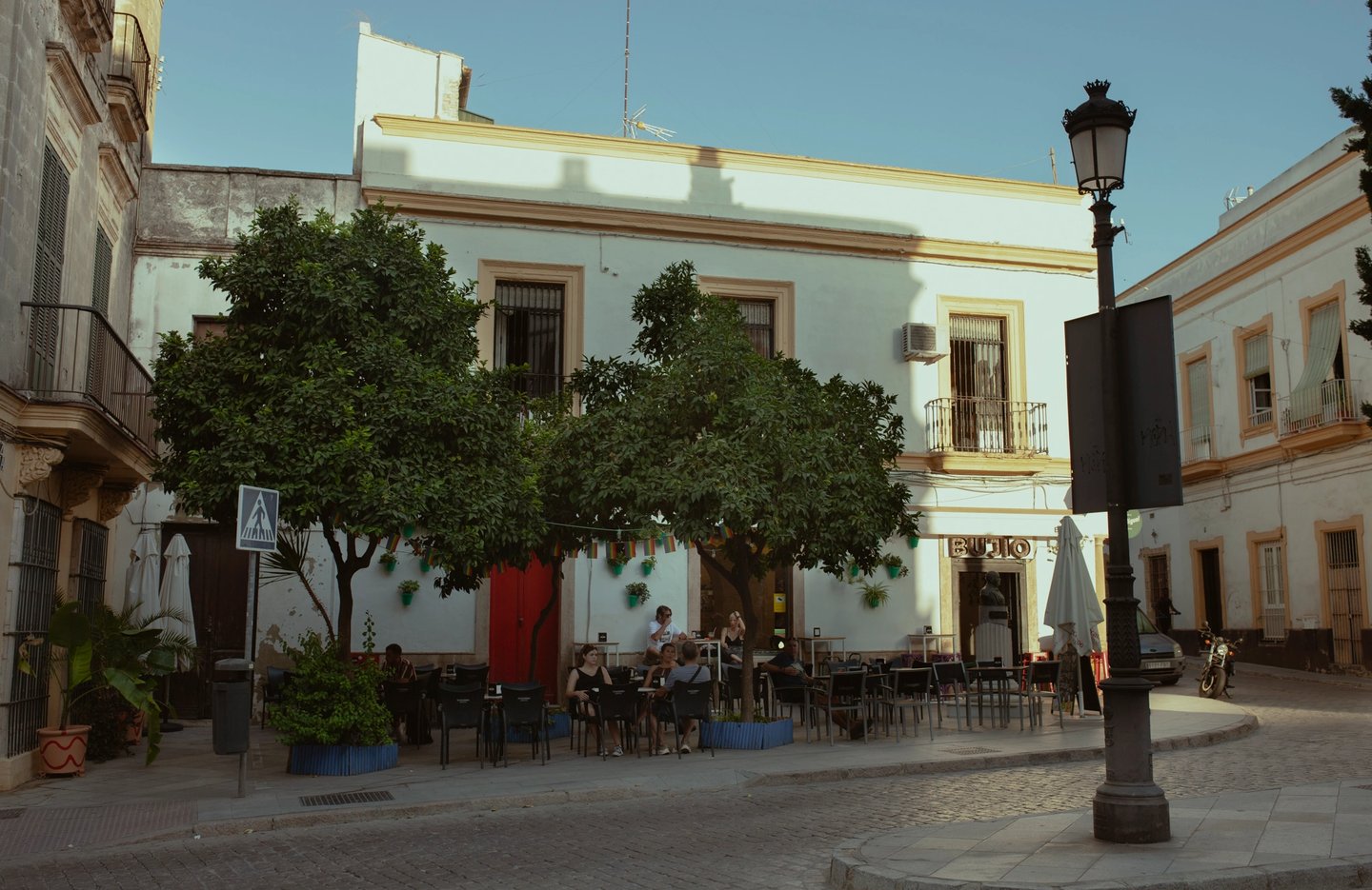 Una ciudad perfecta para disfrutar de una tarde con amigos o hacer turismo entre sus calles llenas de naranjos.
