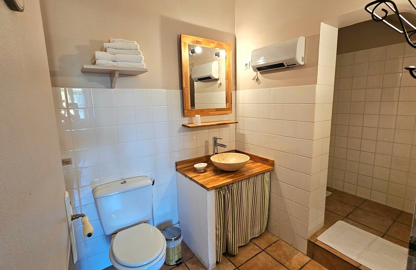 Salle de bain chambre chocolat, douche à l'italienne, wc et vasque