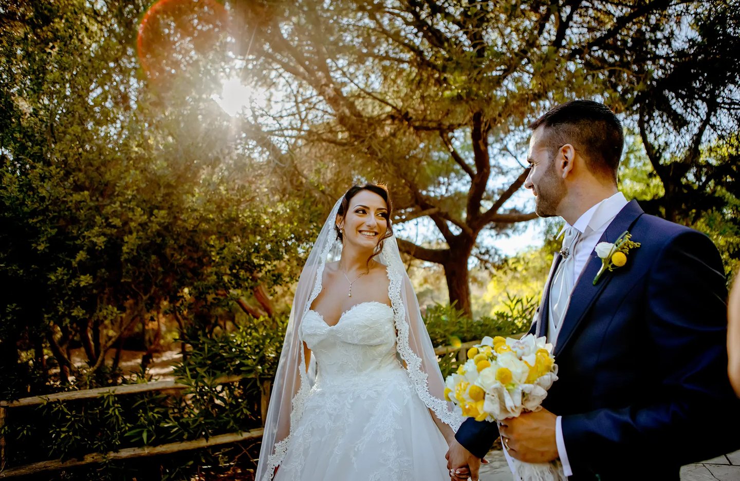 sposa felice in una pineta di ragusa