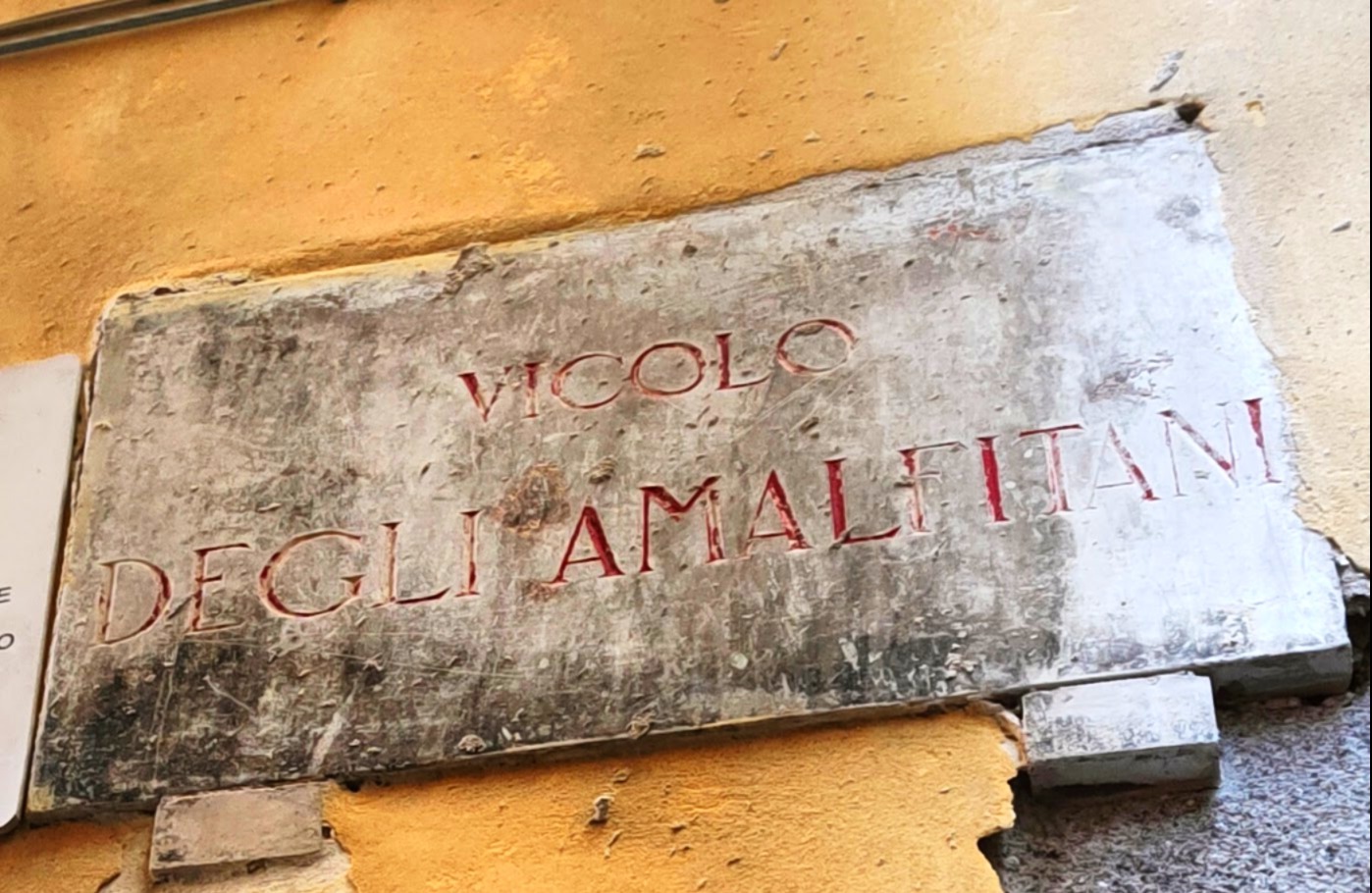 Targa in pietra del Vicolo degli Amalfitani nel centro storico di Salerno, simbolo del legame tra Sa