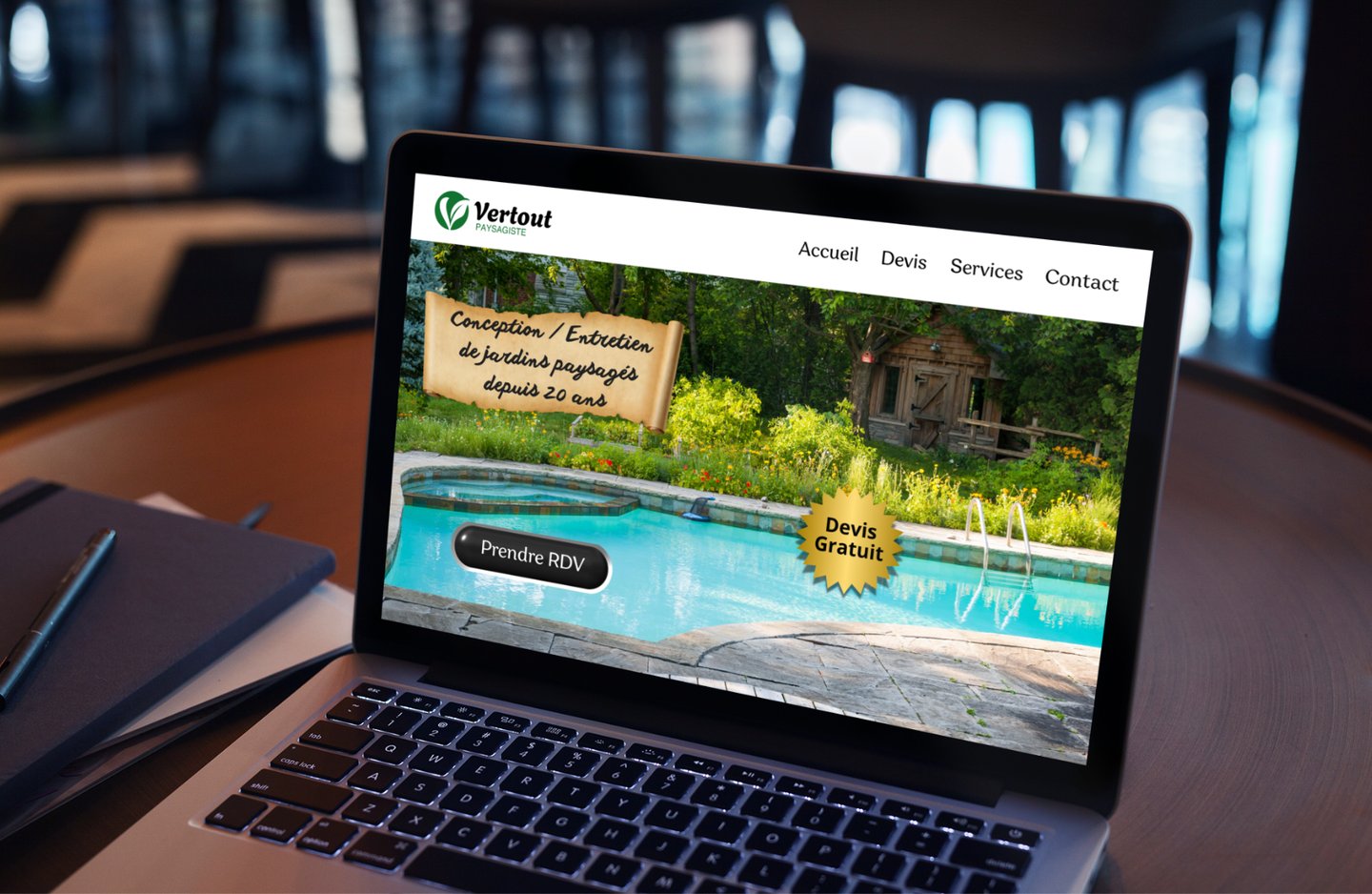 Ordinateur portable affichant un site web de paysagiste avec une piscine et un jardin décoré.