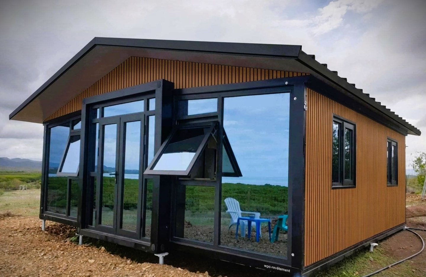 Conteneur habitable avec grande baie vitrée lumineuse.