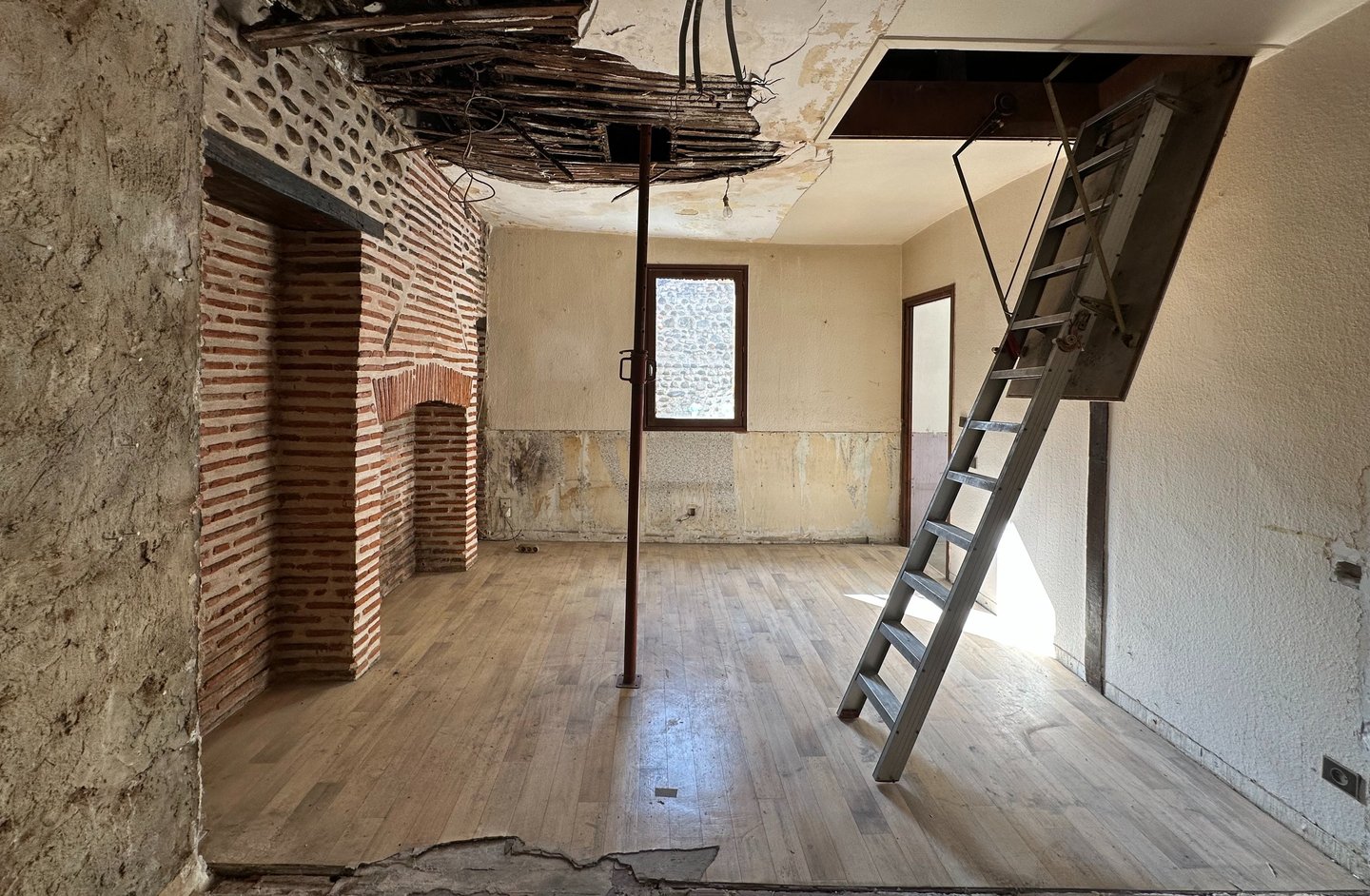 Salon en cours de rénovation dans un duplex à Pau – vue du chantier avant transformation