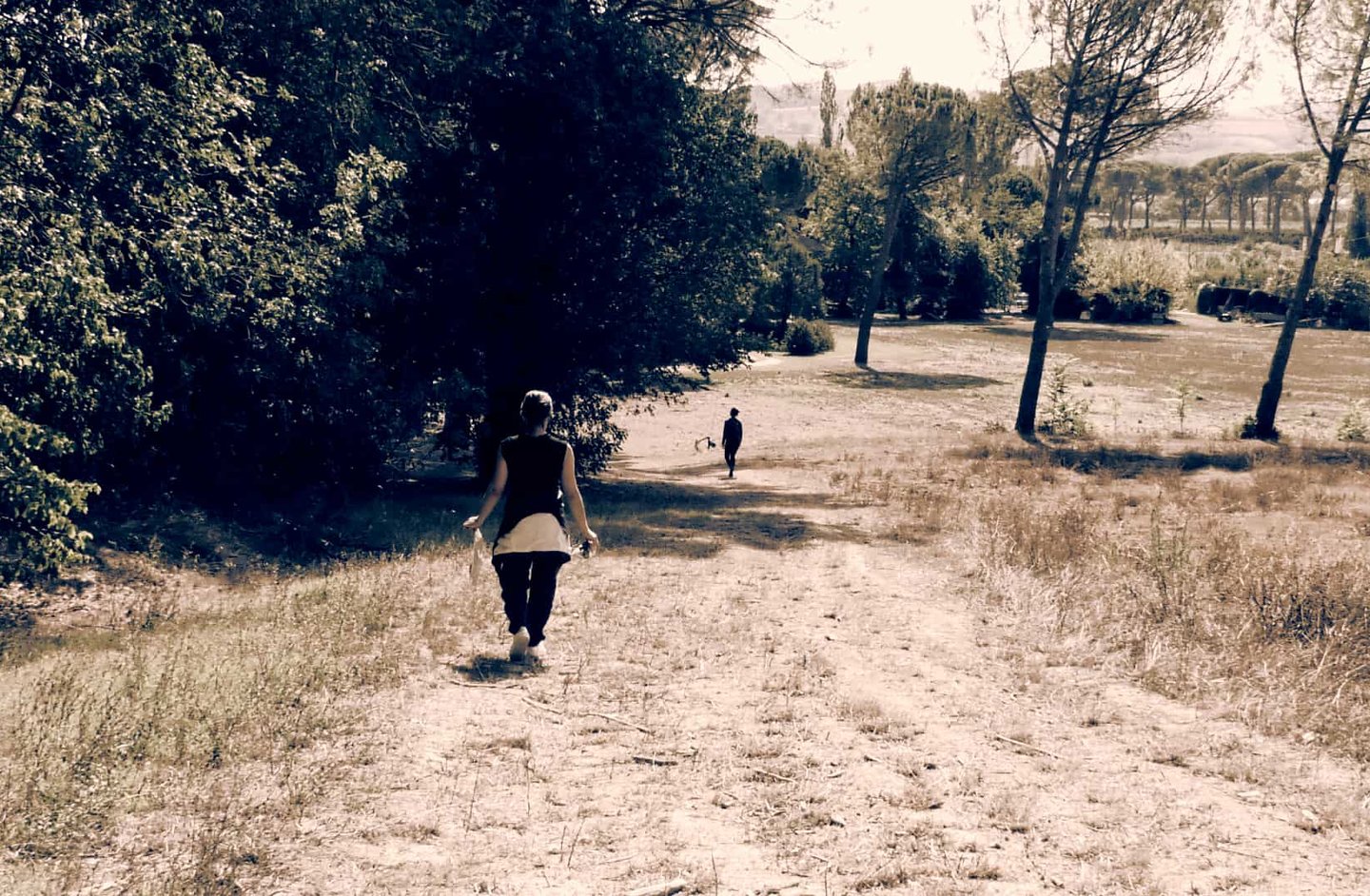Performer running outdoors in open space – La distanza di sicurezza by Tina Bikic