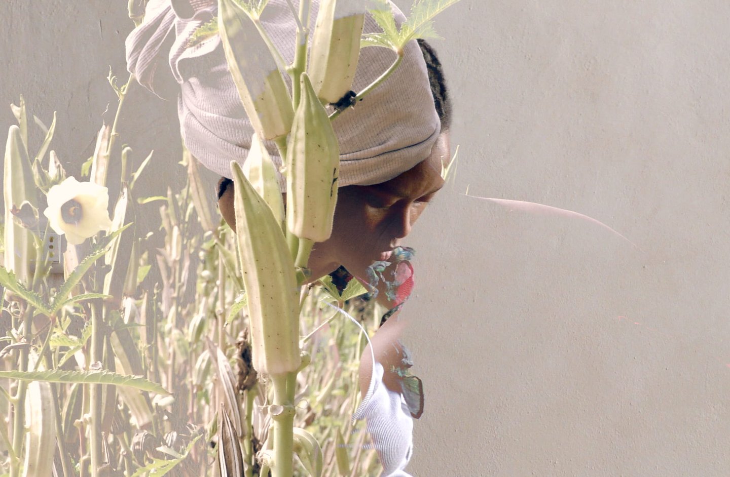 Close-up of a performer standing in tall grass – La distanza di sicurezza by Tina Bikic