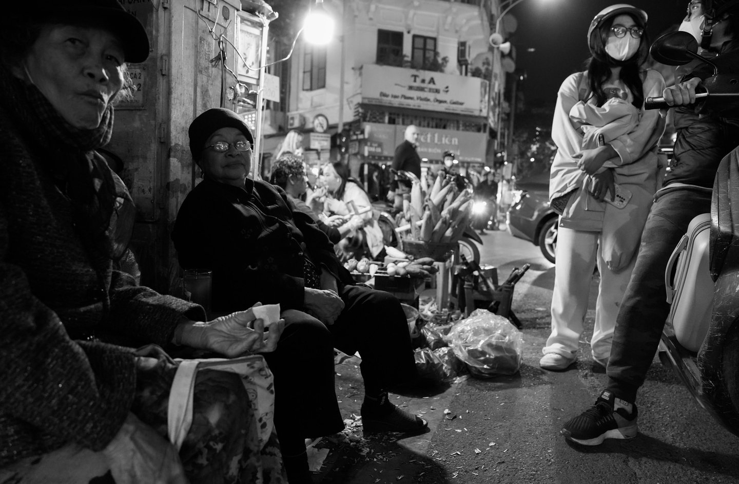 Night life in the Old Quarter of Hanoi – small plastic stools, street food, and everyday moments unf