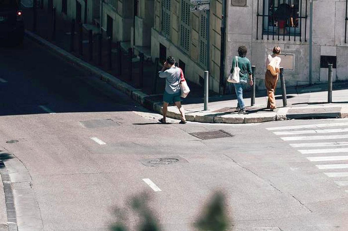 Precautions While Walking On The Streets During Travel